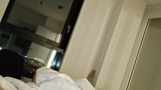 Eine Frau liegt nackt im Bett