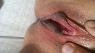 Nikki zeigt ihre Muschi mit geschwollenen Lippen