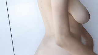 Ganz nackt mit dickem Busen