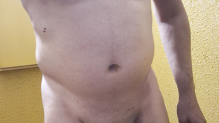 Entblößer nackig im Treppenhaus