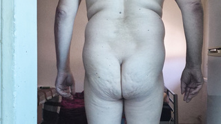 Bin wieder nackig im Treppenhaus.