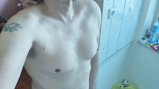 Bin wieder nackig im Treppenhaus.