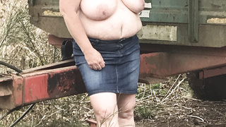 Dicke Frau nackt im Wald