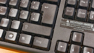 Unter dem Schreibtisch wichsen