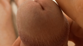 Eichel zärtlich massieren