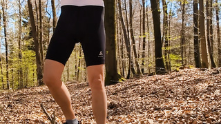 Nun wirklich der Striptease im Wald...