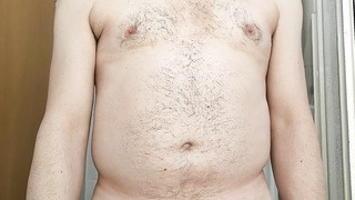 Nackt mit behaartem Schwanz