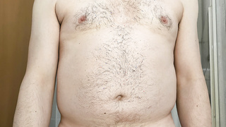 Nackt mit behaartem Schwanz