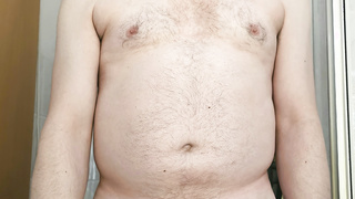 Nackt mit behaartem Schwanz