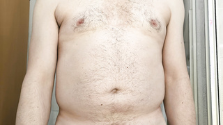 Nackt mit behaartem Schwanz