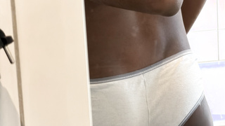 Spiele mit der Unterwäscher meiner Mutter