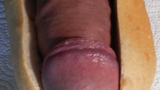 Wurst am Haken und im Brötchen