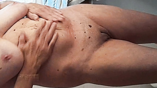 Meine Brüste Nippel etwas hart