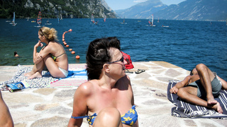Sie zeigt ihre Titties