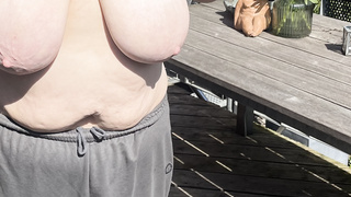 Brüste auf der Terrasse
