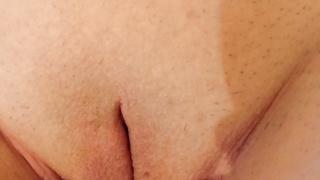 Eine süße glatte Muschi mit Finger im Po