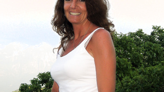 MILF mit großen Brüsten