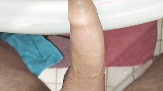 Unbeschnittener Penis Morgens im Bad