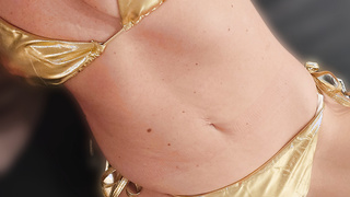 Hübsche Bikini Milf mit Muschipiercing