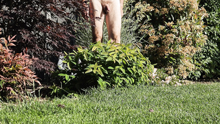 Unrasiert nackt im Garten