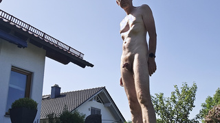 Unrasiert nackt im Garten