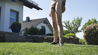 Unrasiert nackt im Garten