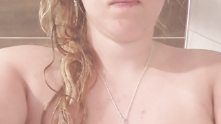 Fat Teen unter der Dusche