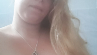 Fat Teen unter der Dusche
