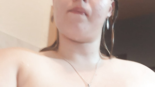 Fat Teen unter der Dusche