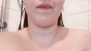 Fat Teen unter der Dusche