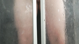 Rasierter Penis unter der Dusche