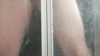 Rasierter Penis unter der Dusche