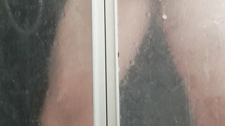 Rasierter Penis unter der Dusche