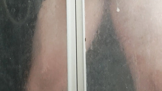 Rasierter Penis unter der Dusche