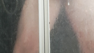 Rasierter Penis unter der Dusche