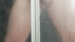 Rasierter Penis unter der Dusche