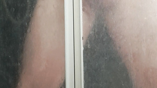 Rasierter Penis unter der Dusche