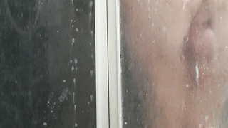 Rasierter Penis unter der Dusche