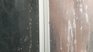 Rasierter Penis unter der Dusche