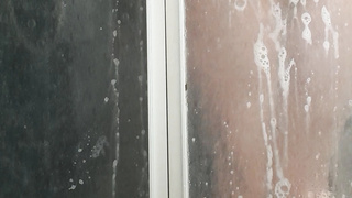 Rasierter Penis unter der Dusche