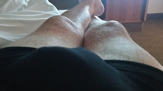 Liege im Bett und werde geil