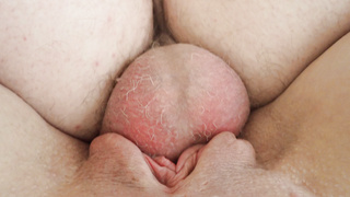 Beim Ficken quetscht sie mir die Eier für mehr Sperma