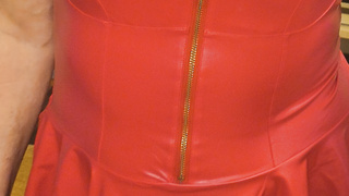 Neues Lackkleid