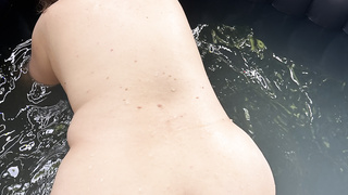 Nackt im Whirlpool