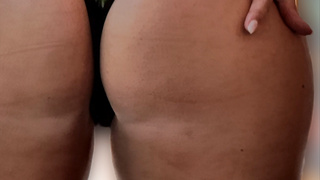 Junge Milf Bikkinibilder