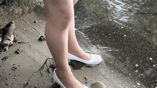 Weiße Pumps am Wasser
