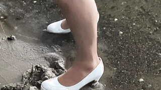 Weiße Pumps am Wasser