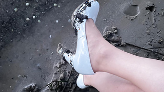 Weiße Pumps am Wasser