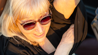 Titten zeigen im Roadster