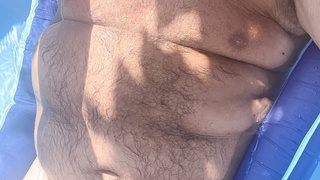 Nackt im Pool seht es euch an….